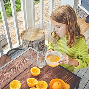 Hace fresco impreso naranja jugo sobre el exprimidor 
