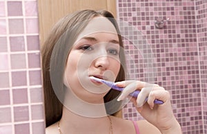 Girl cleans a teeth