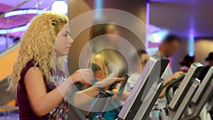 girl doing sports in a gym