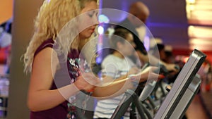 girl doing sports in a gym