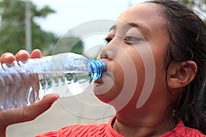 Bebiendo fresco Agua una botella 