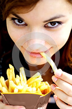 Comer papas fritas 