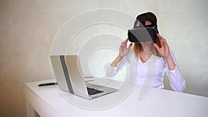 Girl first uses virtual reality glasses.