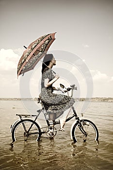 Andare ciclo passeggiata sul Acqua un ombrello 