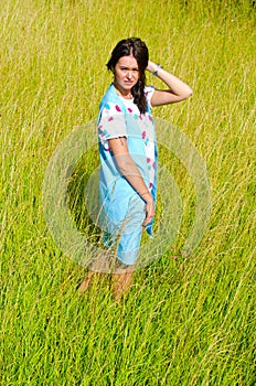 The girl goes on the green field