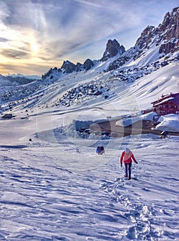 A girl goes up in the snowy mountains. Zhao pass in the Italian