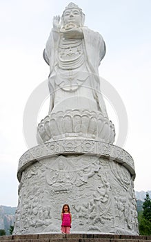 A Girl and a Guanyin Colossus