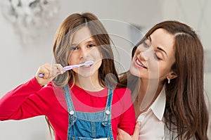 Jej matka čistenie zubov 