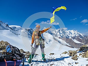 En montanas ucranio bandera 