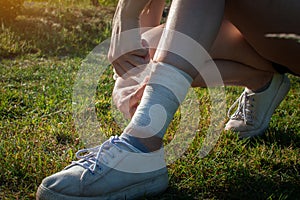 The girl injured the tendons on her leg during an outdoor jogging. Self-bandaging