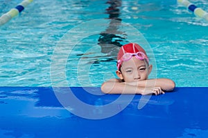 A girl learn how to swim