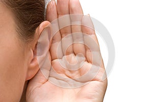 Ascoltando suo mano sul orecchio 