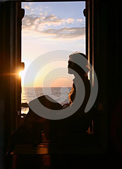 The girl looks at the sea.