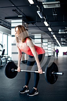 The girl makes the dead lift