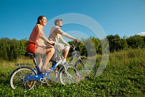 A hombre ir conducir sobre el ruedas en soleado 