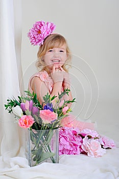 Girl with nice teeth blesyatschimi eyes flower in her hair and a