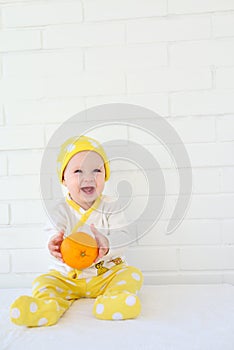 Girl with orange on the wall background
