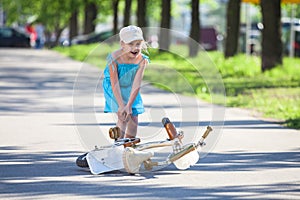 Girl with pain in leg after falling down from bicycle