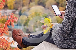 Telefon sitzt auf der hügel Blätter ihr. Herbst auf der 