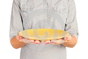 V přehoz košile je držení prázdný kolem deska před její. žena ruka držet prázdný jídlo pro vás. perspektiva 