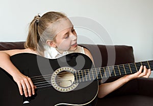 Girl play guitar.