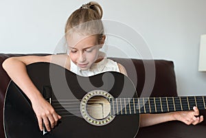 Girl play guitar.