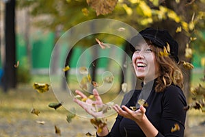 Girl playing autumn img