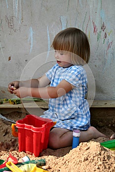 Girl playing with the sand