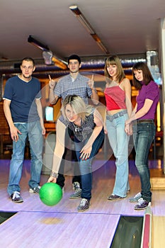 Girl prepares for throw ball, friends hearten it