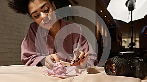 Girl preparing chainlet and pink flower for photo