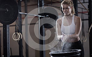 Girl preparing to weightlifting