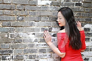 The girl in the red dress Lying on the wall of the Ming Dynasty