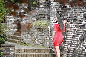 The girl in the red dress stood on the wall of the Ming Dynasty