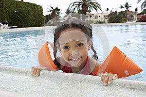 Relajante sobre el borde de nadar piscina 