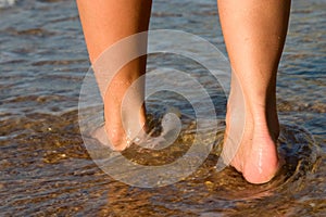 Le ragazze gambe il mare onda 