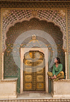 Girl sitting under Leheriya gate, jaipur