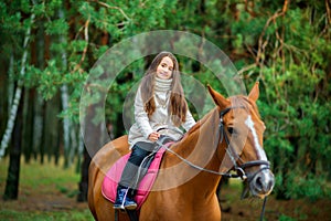 A girl strolls on her horse, active rest