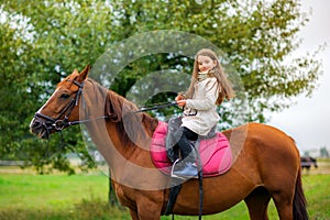 A girl strolls on her horse, active rest