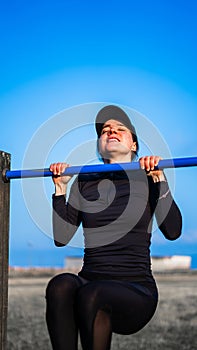 girl suffering doing pullups