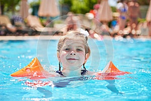 Nadar en piscina en sobre el caliente verano 