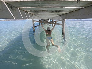 De madera muelle sobre el turquesa Agua Playa en norte página de 