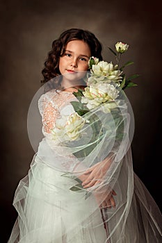 Aus zehn Jahre alt ist ein stehen weiß kleidung Pfingstrose Blumen. hat wellig braun haar 
