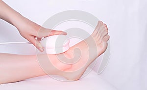 The girl treats the ankle joint with the help of physiotherapy, magnetic laser treatment, inflammation, ligamentous apparatus