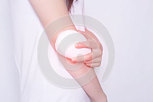 The girl treats the elbow joint with the help of physiotherapy, the treatment of joints with a magnet, magnetic therapy, copy