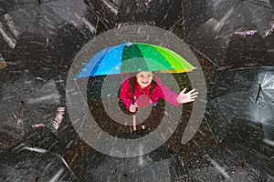 Bunt ein Regenschirm dunkel die Menge 