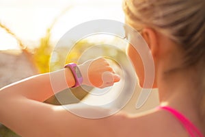 Girl using wearable tech during morning workout