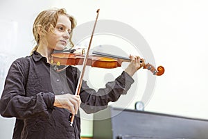 girl with violin before playing with accompanist