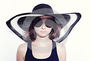 Girl wearing a summer hat and sunglasses