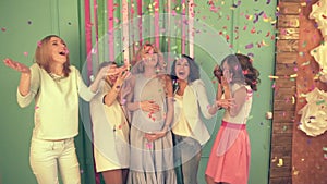 Girls on the Babyshower of the friend, they inflate confetti on all room.