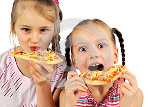 Las chicas comer una hoja circular grande de masa ligera 